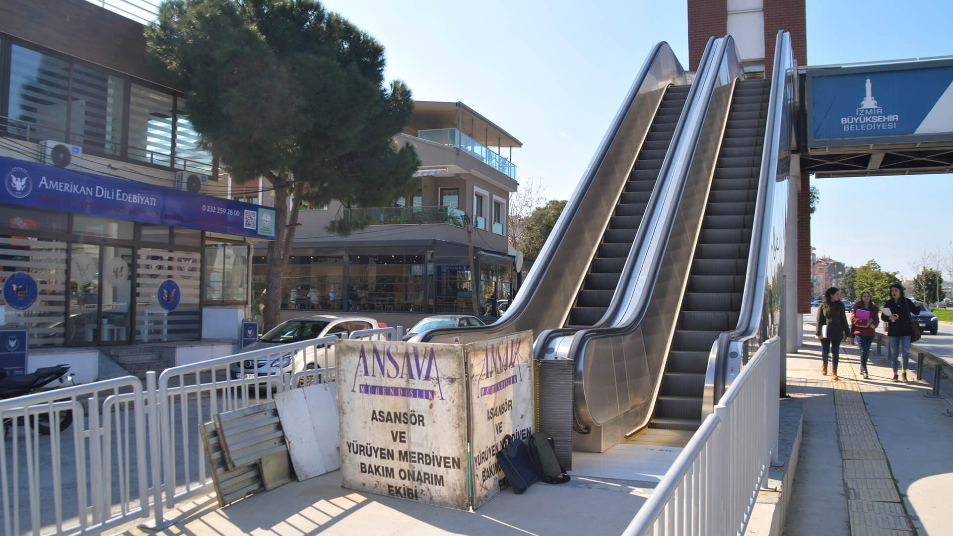 Ansava bakım ekibinin çalıştığı üstgeçit yürüyen merdivenleri