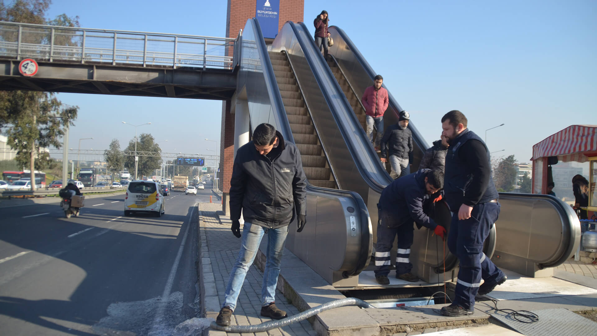 Üstgeçit yürüyen merdiveninde bakım yapan Ansava ekibi